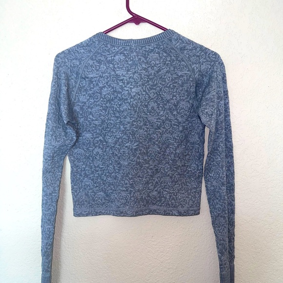 LULULEMON CROP TOP LONG SLEEVE LIGHT GREY COLOR SIZE 6 EUC - Picture 8 of 10